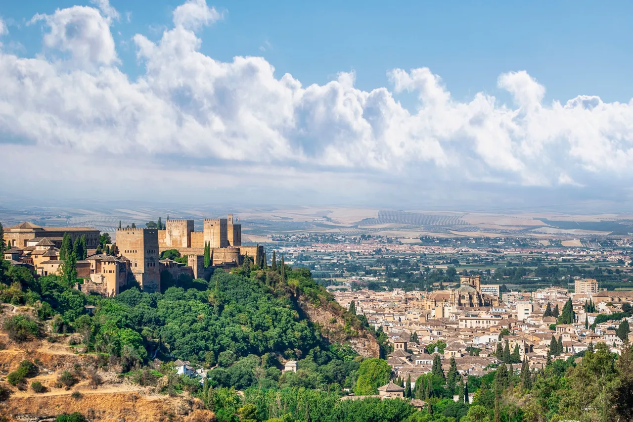 La Alhambra y la ciudad de Granada bajo un cielo azul