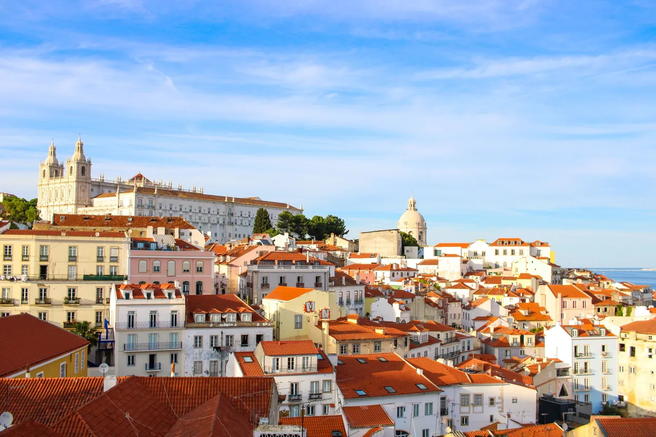 Os telhados de Alfama, São Vicente de Fora e o Panteão Nacional sob um céu azul